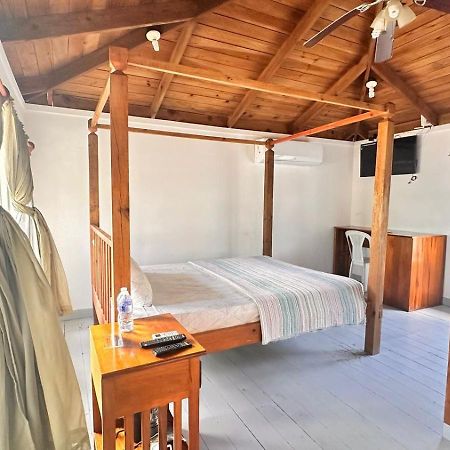 Las Palmas Beach Hotel Dixon Cove Bagian luar foto
