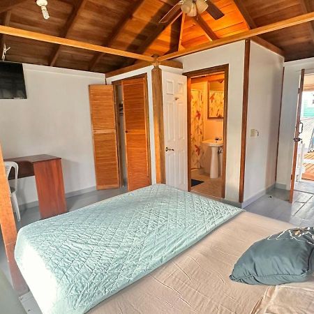 Las Palmas Beach Hotel Dixon Cove Bagian luar foto