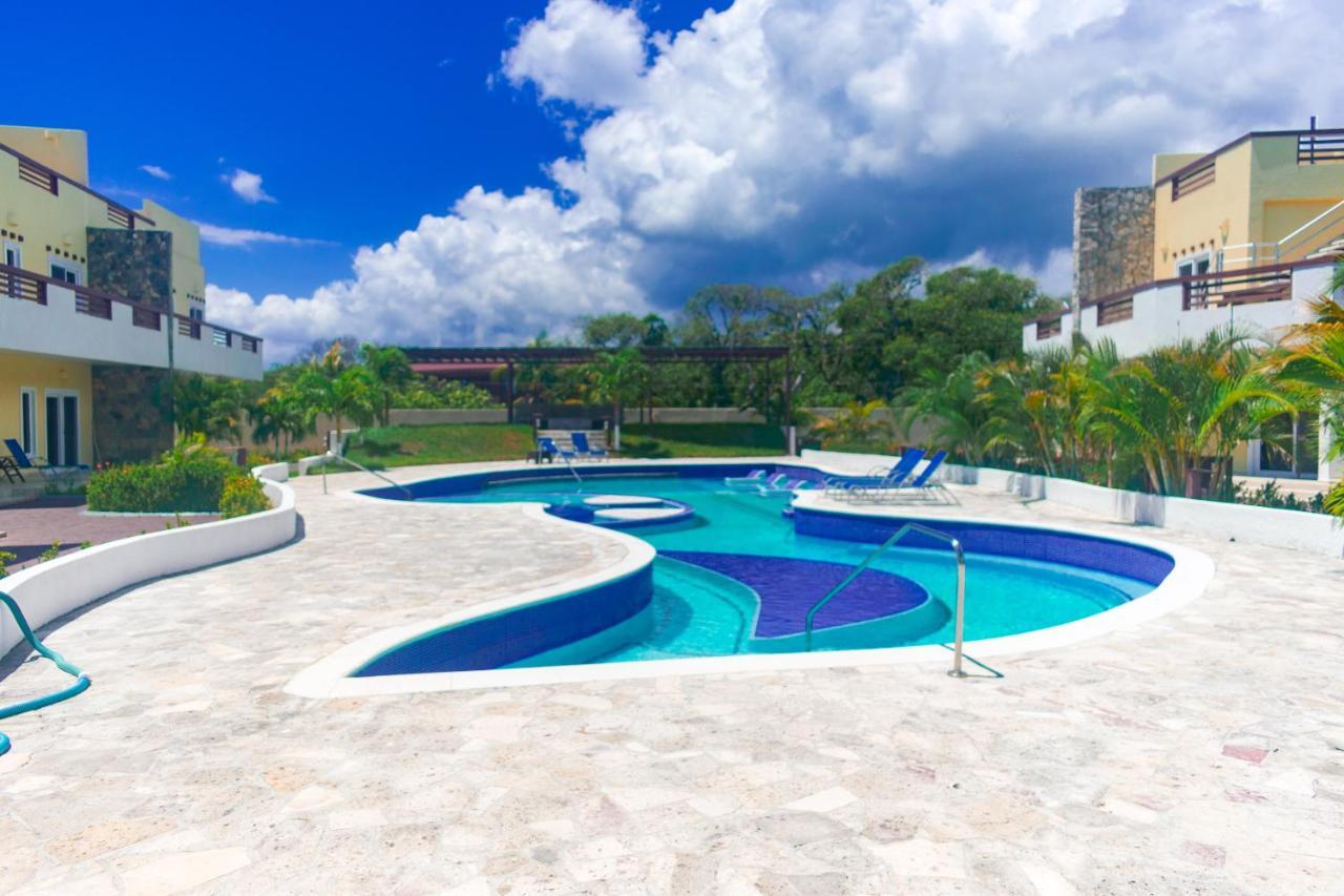 Las Palmas Beach Hotel Dixon Cove Bagian luar foto