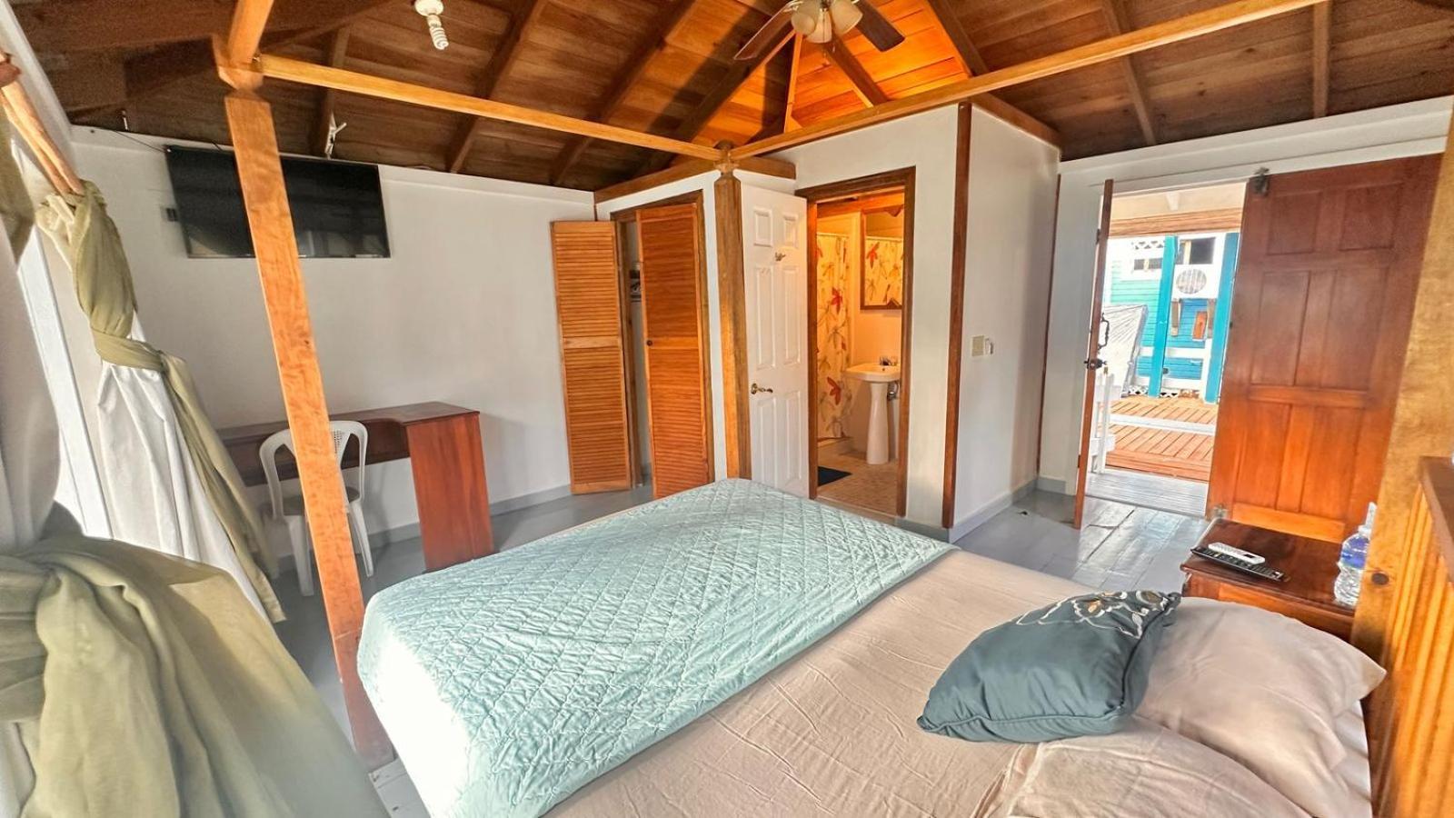 Las Palmas Beach Hotel Dixon Cove Bagian luar foto