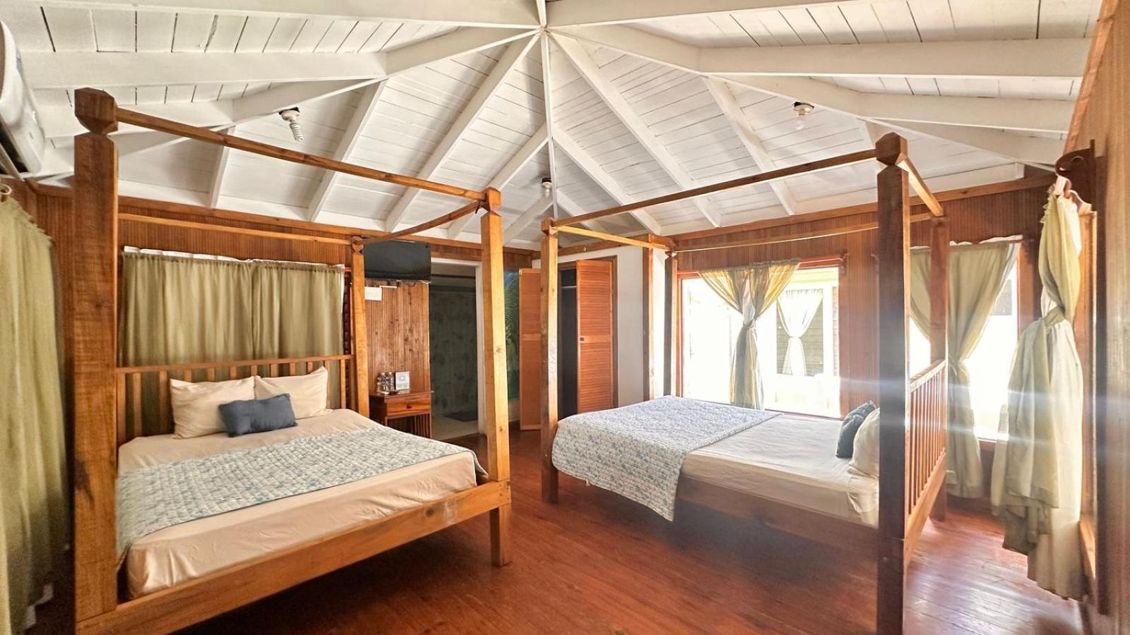 Las Palmas Beach Hotel Dixon Cove Bagian luar foto