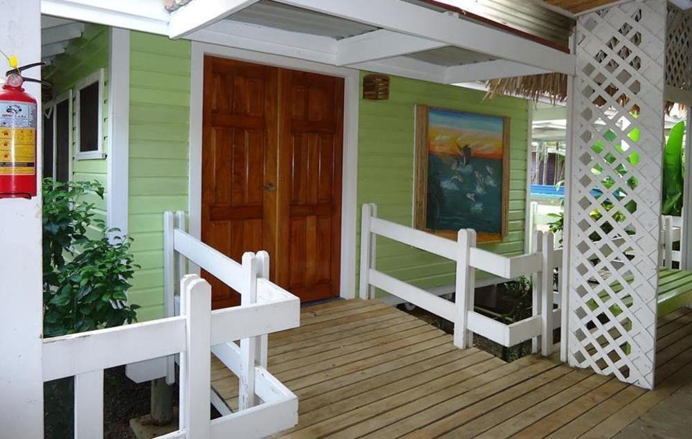 Las Palmas Beach Hotel Dixon Cove Bagian luar foto