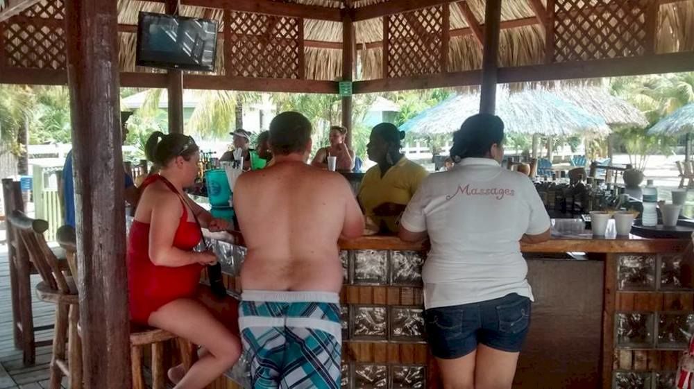 Las Palmas Beach Hotel Dixon Cove Bagian luar foto