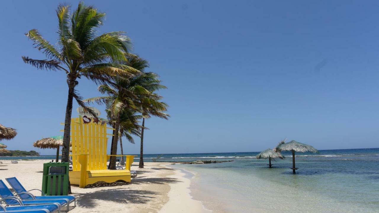 Las Palmas Beach Hotel Dixon Cove Bagian luar foto